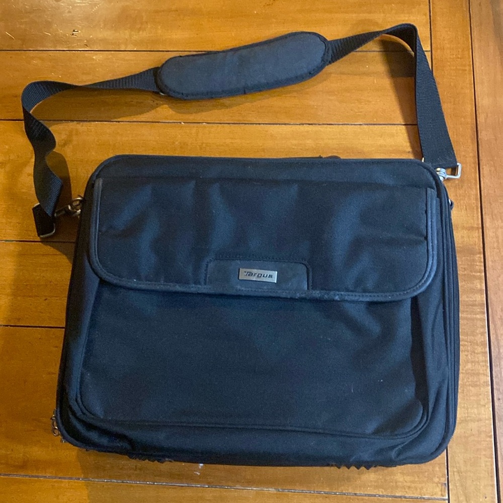 Laptop case. Great condition.